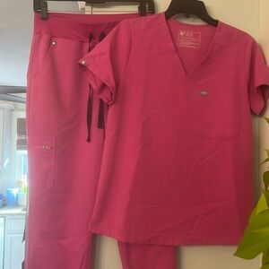 Women’s Figs scrub set